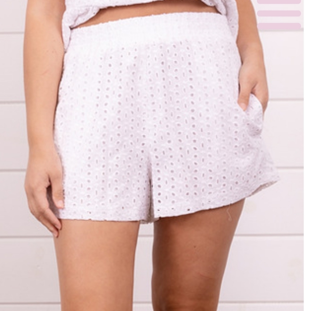NWOT White Eyelet Shorts w. Pockets